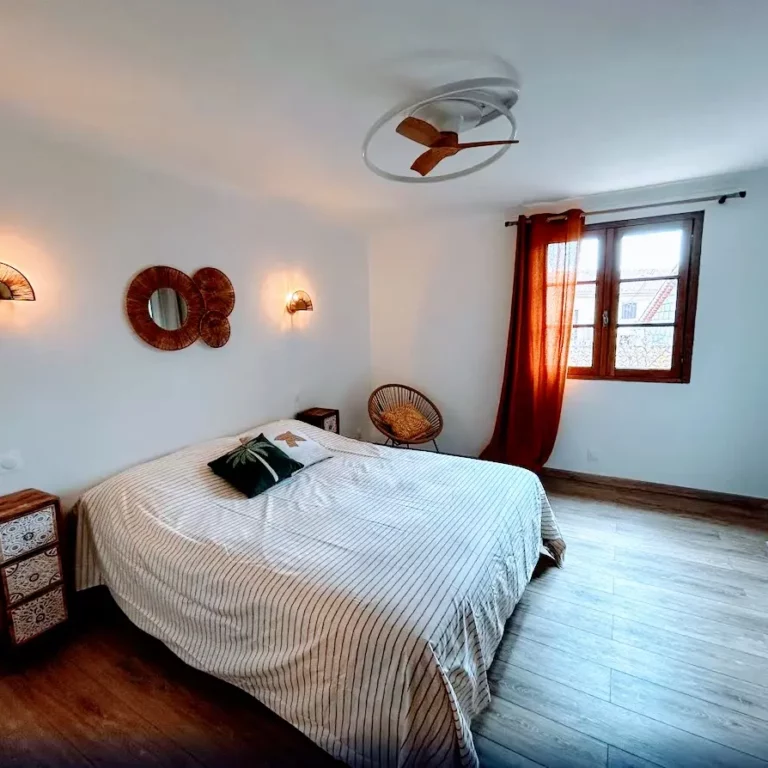 Chambre avec lit double et ventilateur de plafond