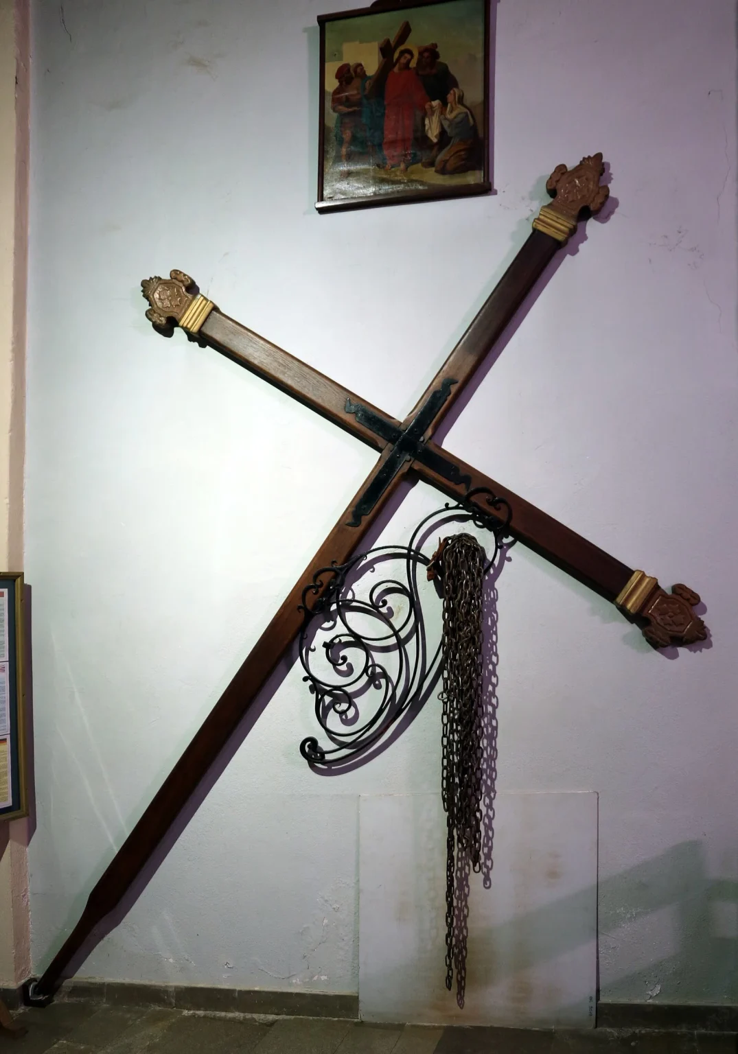 Croix et chaînes de la procession du Catenacciu, à Sartène