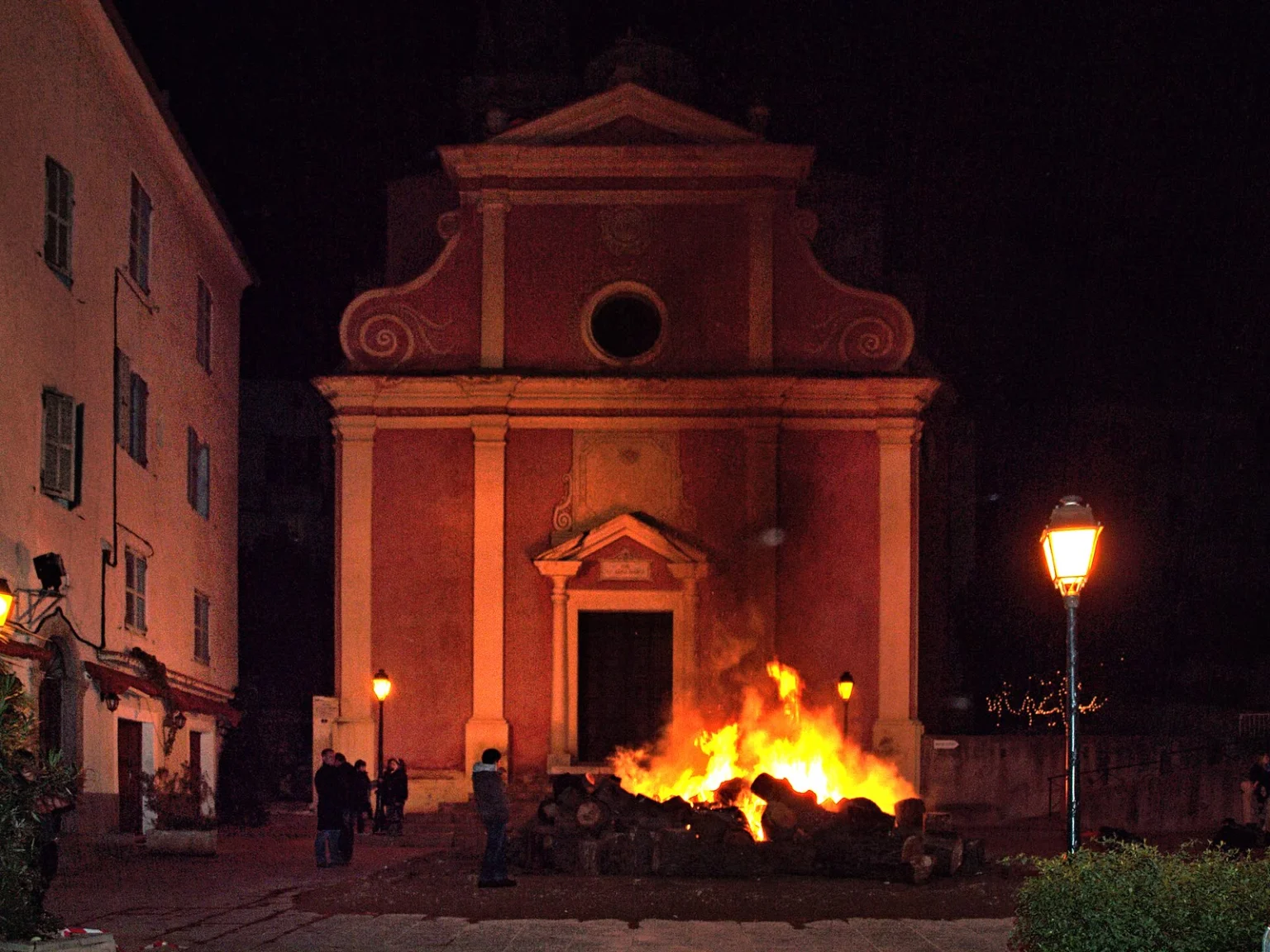 Le fucone, feu de Noël traditionnel, à Calvi