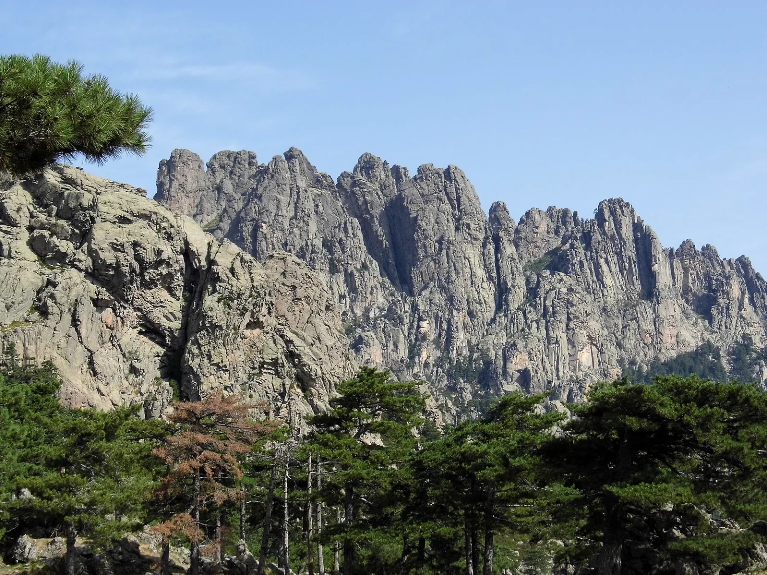 Les aiguilles de Bavella, au-dessus de la forêt