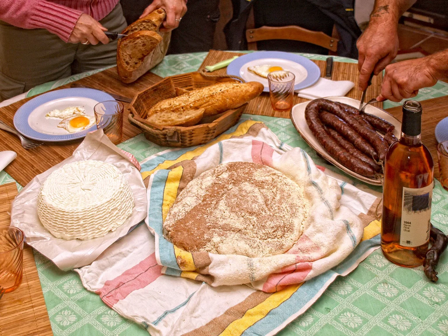 Brocciu, pulenda et charcuterie sur une table corse