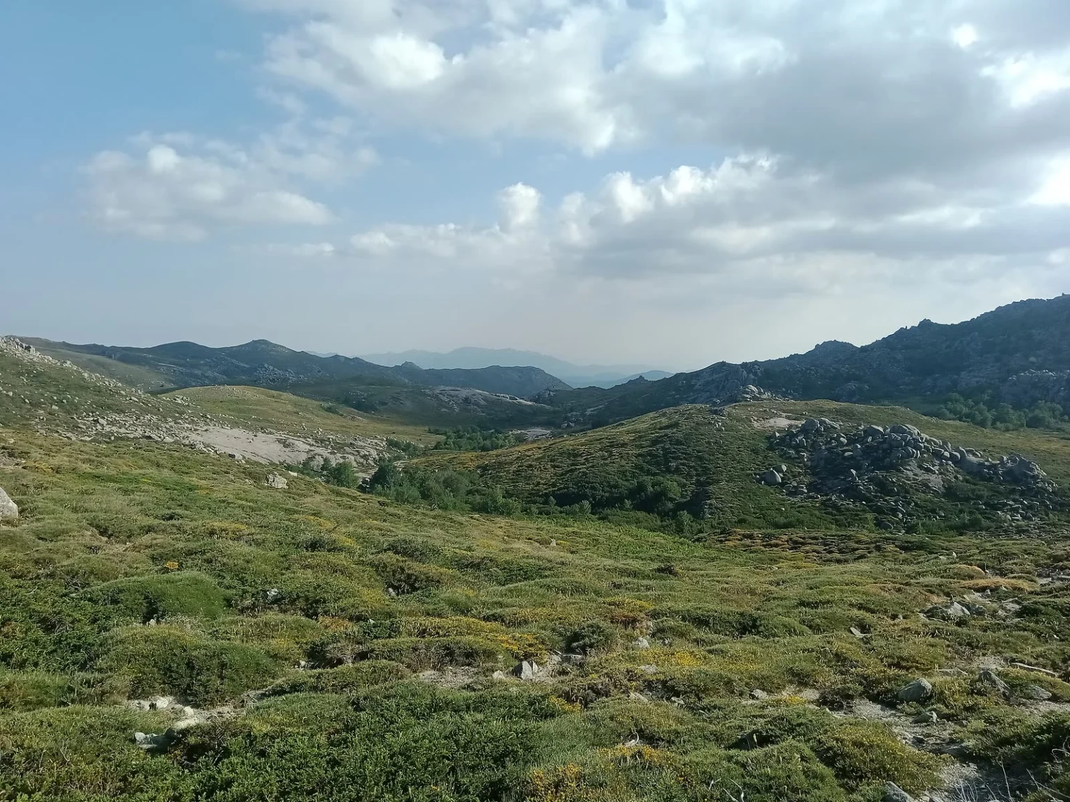 Le plateau du Coscione sous les nuages