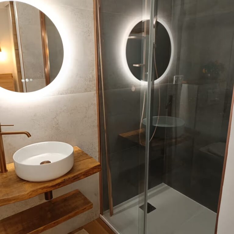 Grande douche vitrée et vasque sur plan en bois