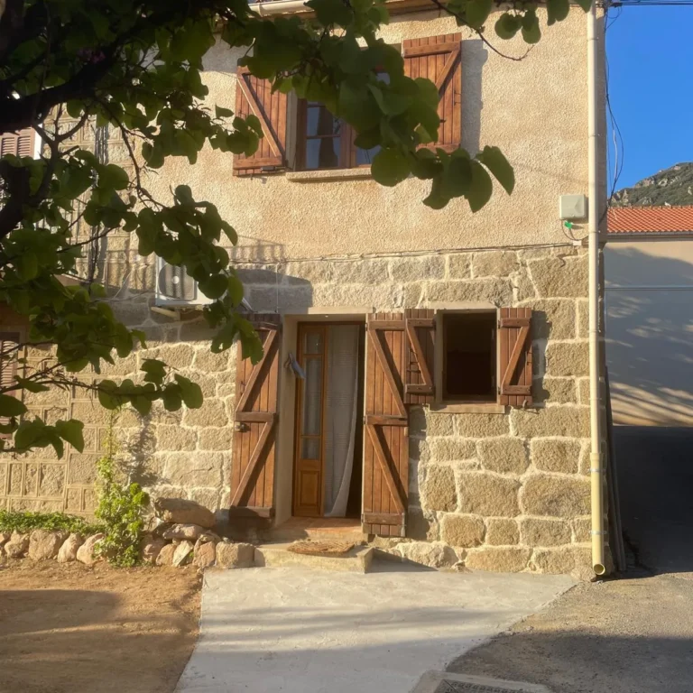 Façade en pierre de granit de la maison, au cœur du village