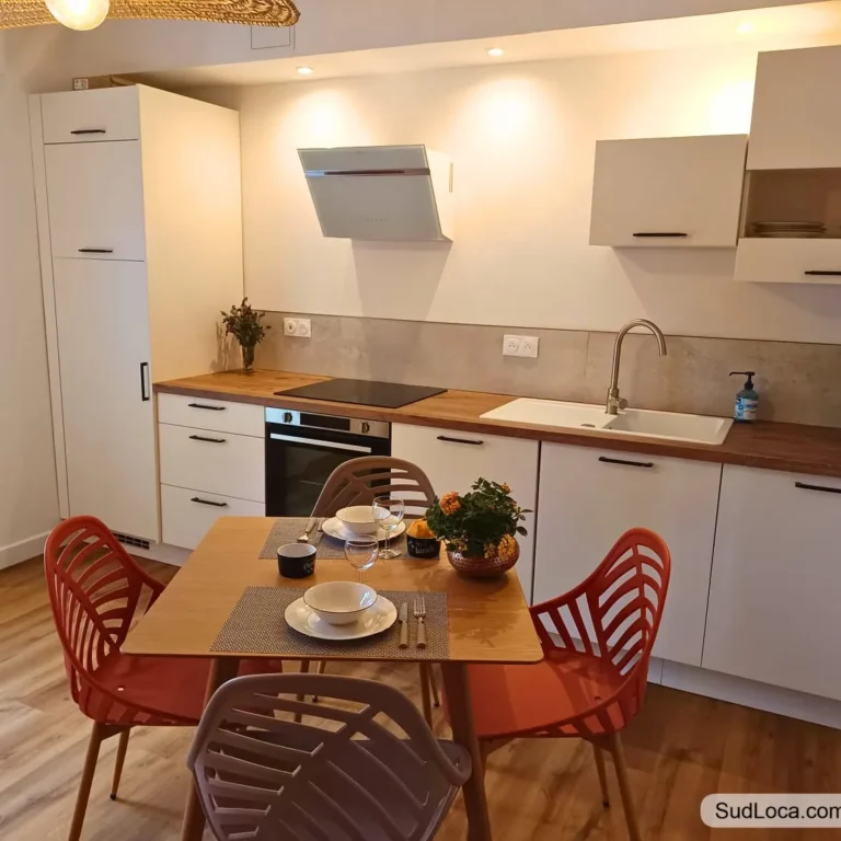Cuisine équipée et table à manger