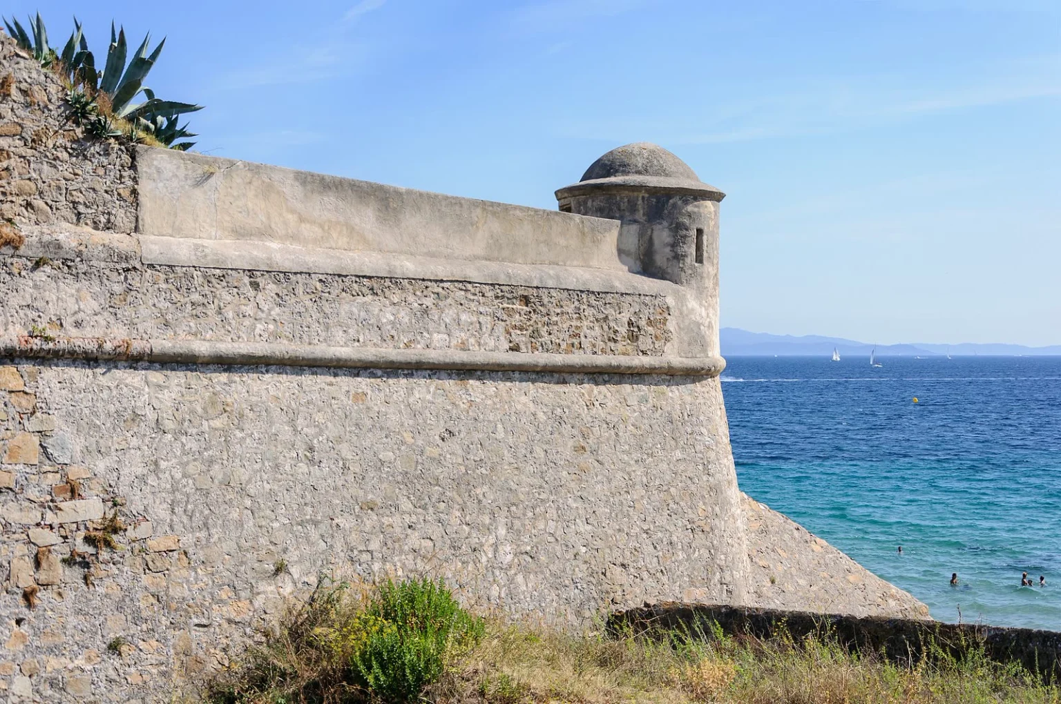 Bastion et échauguette de la citadelle d’Ajaccio face à la mer