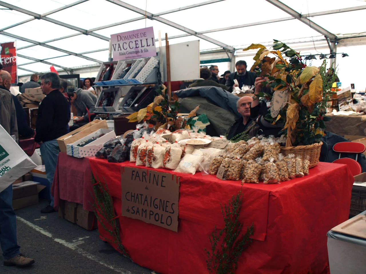 Un stand de farine de châtaigne à la foire de Bocognano