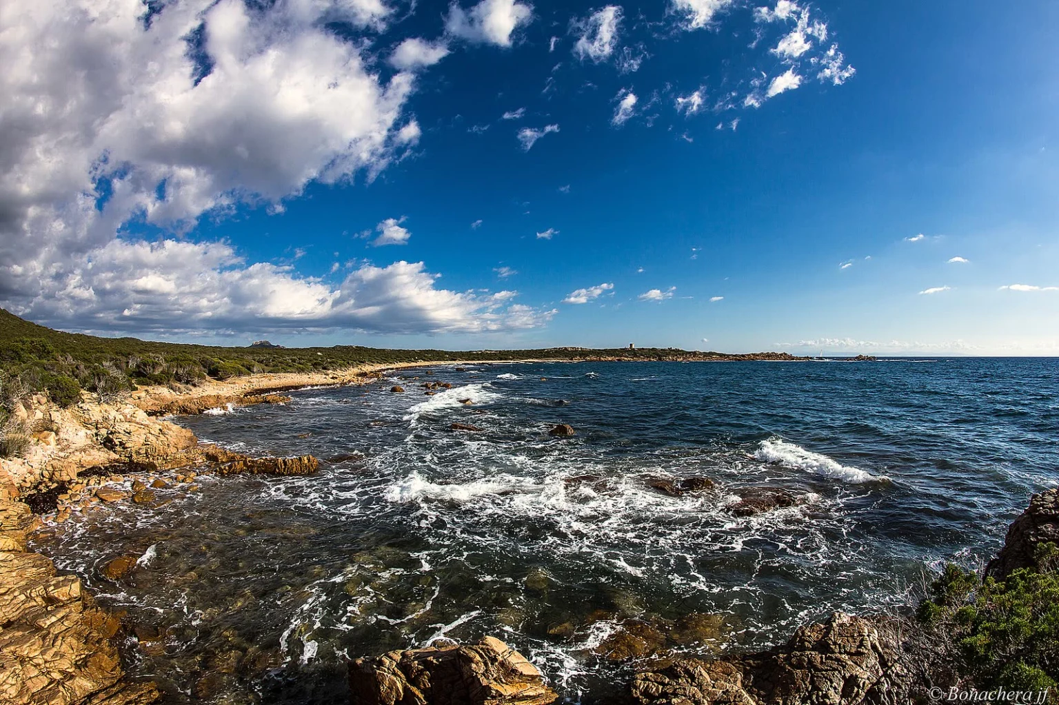 Côte rocheuse et mer agitée sous un ciel bleu, au lieu-dit Furnellu, à Monacia d’Aullène