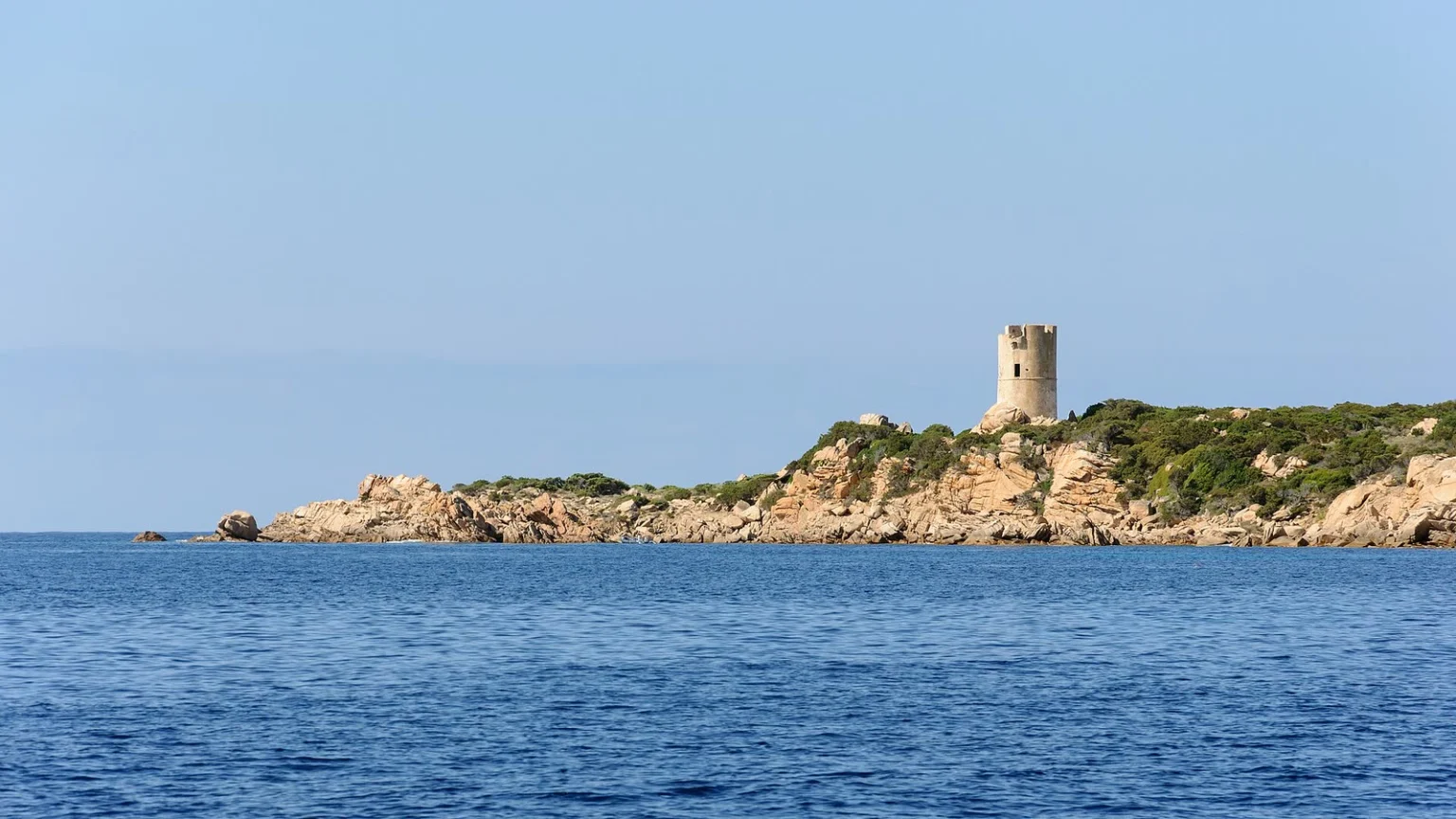 Tour génoise d’Olmeto sur un promontoire de granit rose, face à la mer